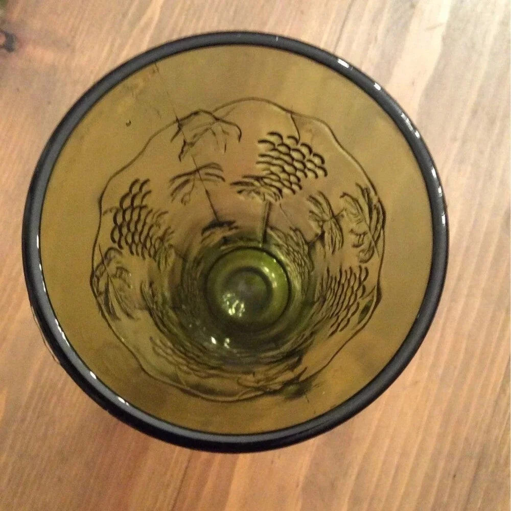 VINTAGE GREEN PRESSED GLASS VASE MADE BY INDIANA GLASS  7 3/4